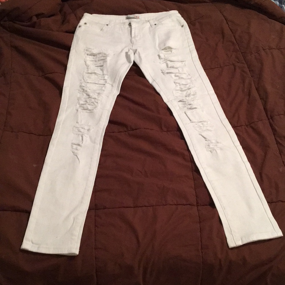 White skinny jeans. Never worn- brand new!